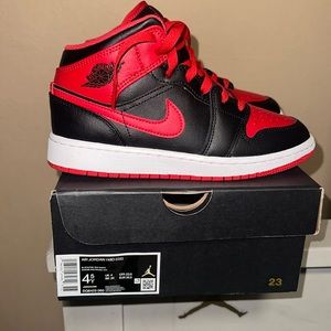 Boys Jordan 1 bred size 4.5